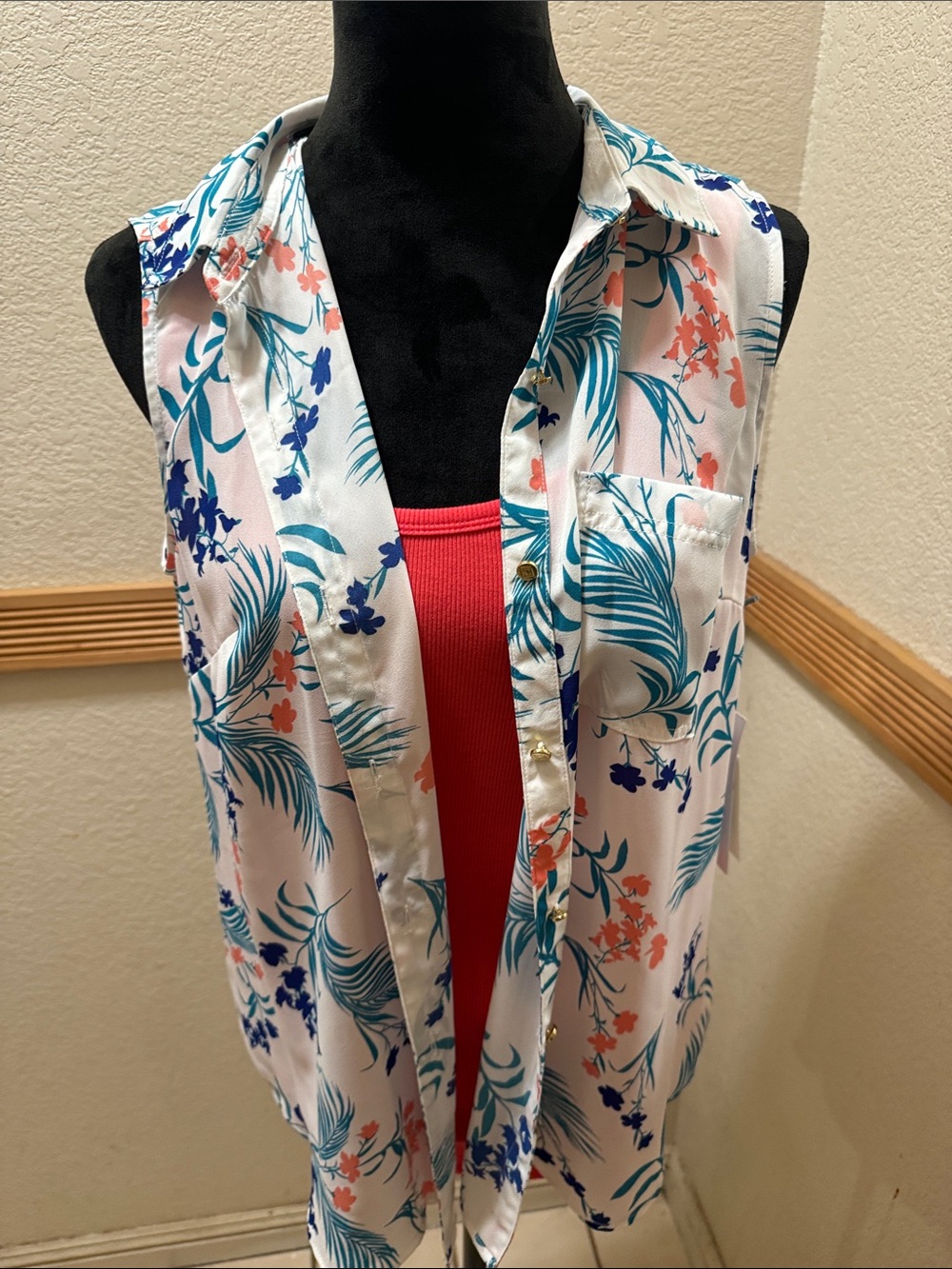 Liz Claiborne white floral sleeveless button down blouse & Gap Coral medium tank - Picture 4 of 13